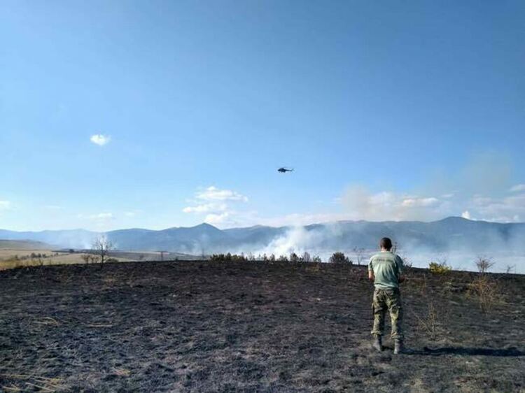 Пожарът на военния полигон край Казанлък се разпространи, но е отчасти ограничен