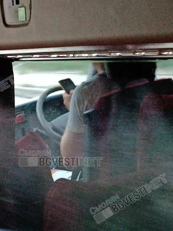 Смолянски шофьор на автобус до Пловдив си чатил по телефона, докато вози деца