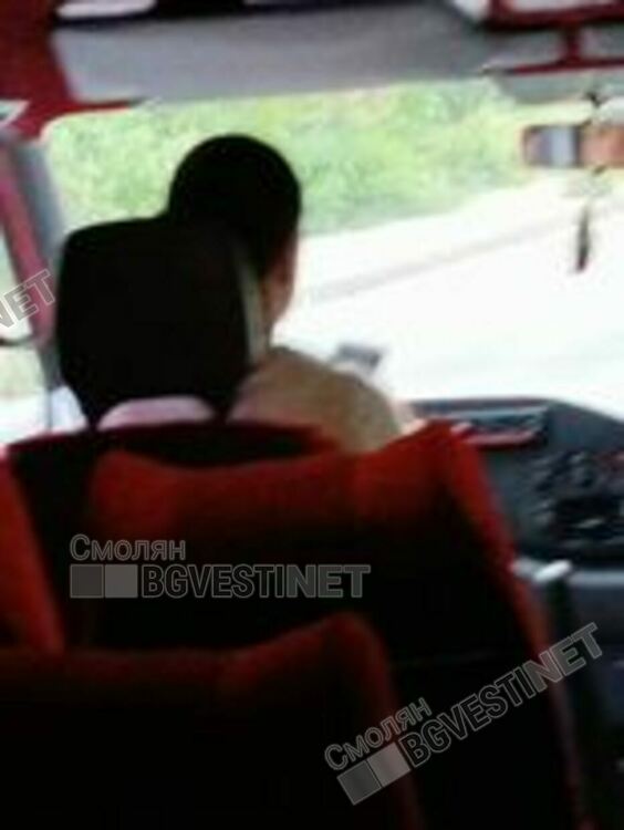 Смолянски шофьор на автобус до Пловдив си чатил по телефона, докато вози деца