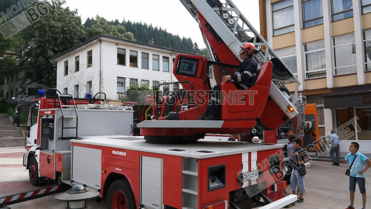 Наши пожарникари помагат за гасене на огнената стихия край Свиленград