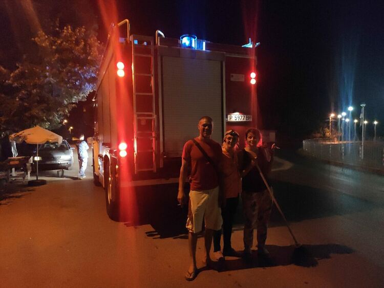 Читателка: Младежи с Пежо се забиха в ограда на къща и избягаха