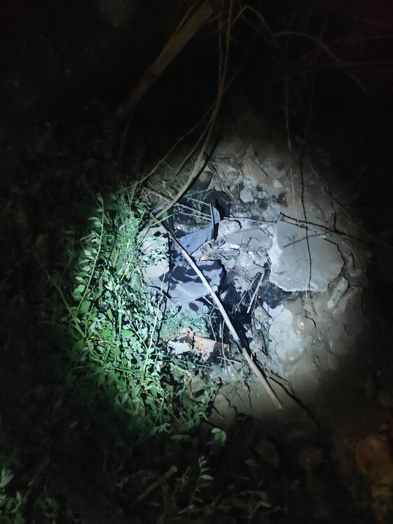 Читателка: Младежи с Пежо се забиха в ограда на къща и избягаха