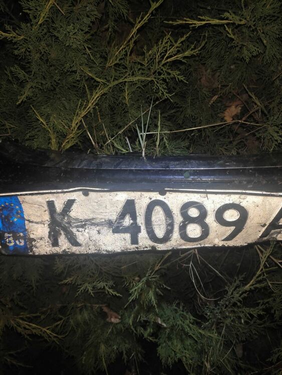 Читателка: Младежи с Пежо се забиха в ограда на къща и избягаха