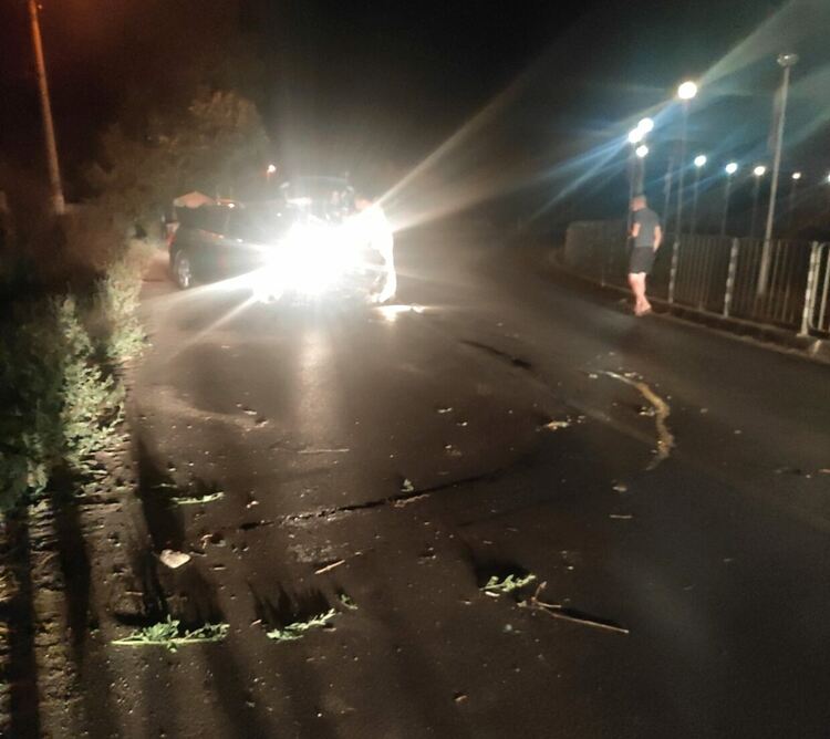 Читателка: Младежи с Пежо се забиха в ограда на къща и избягаха