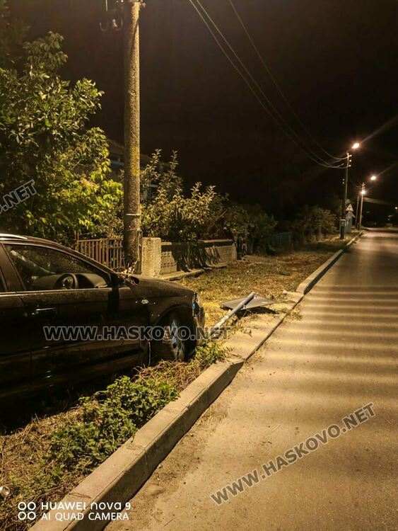 Ауди счупи бетонен стълб и знак