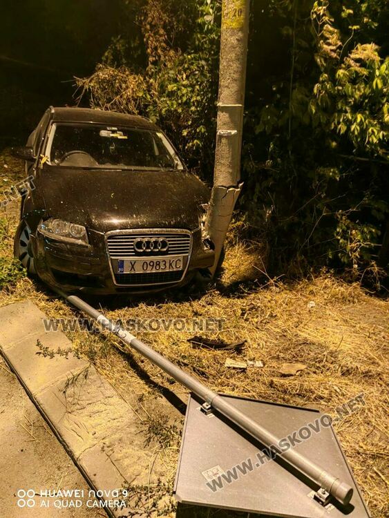 Ауди счупи бетонен стълб и знак