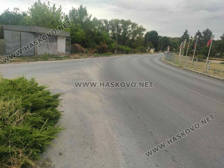 Ауди счупи бетонен стълб и знак