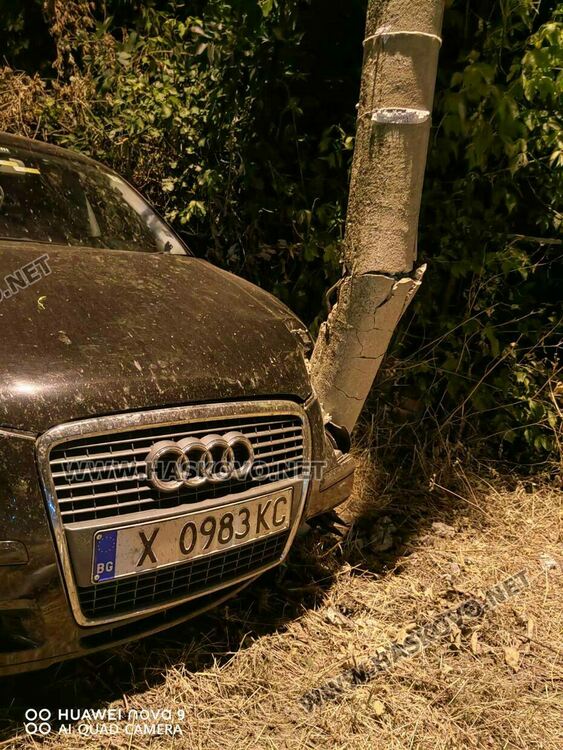 Ауди счупи бетонен стълб и знак