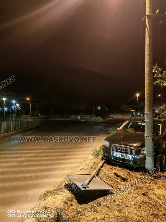 Ауди счупи бетонен стълб и знак