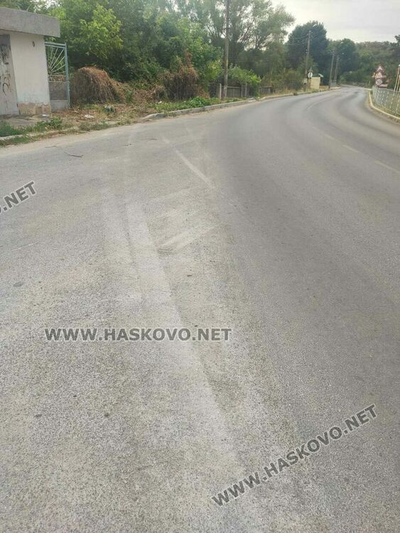 Ауди счупи бетонен стълб и знак