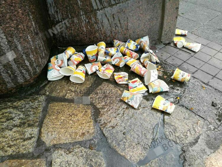 Кърджалийци затрупват чешмата в Градската градина с боклуци, пият вода от нея