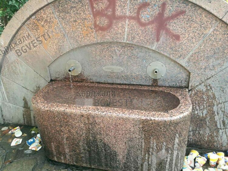 Кърджалийци затрупват чешмата в Градската градина с боклуци, пият вода от нея