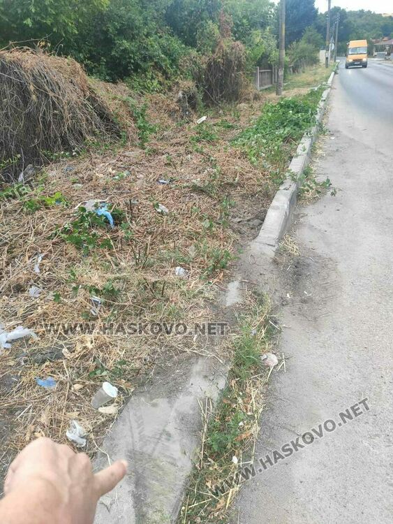 Ауди счупи бетонен стълб и знак