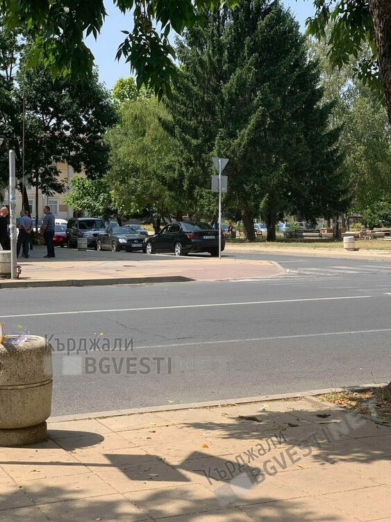 Тарикати навлизат в насрещното движение за да паркират в центъра на Кърджали, смятат се защитени от Синята зона