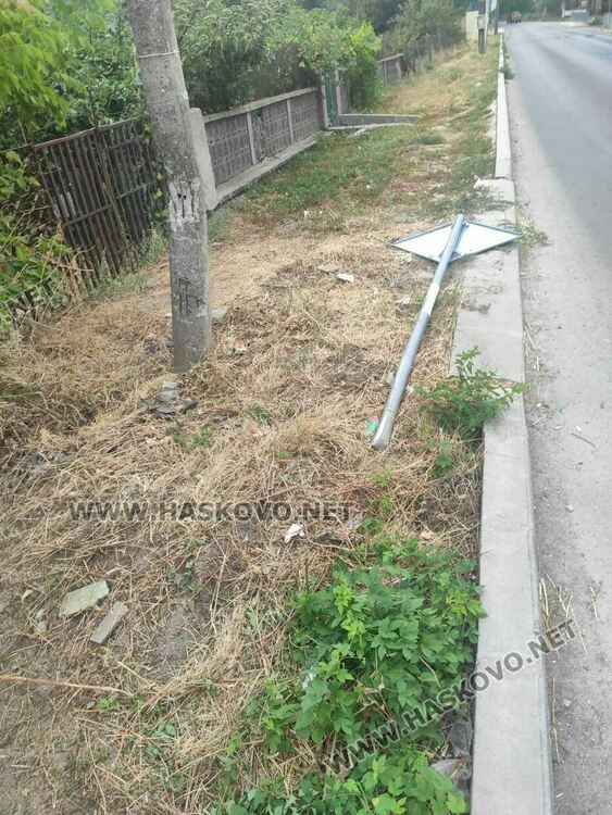 Ауди счупи бетонен стълб и знак