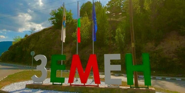 Обновява се покривът на единственото училище в Земен