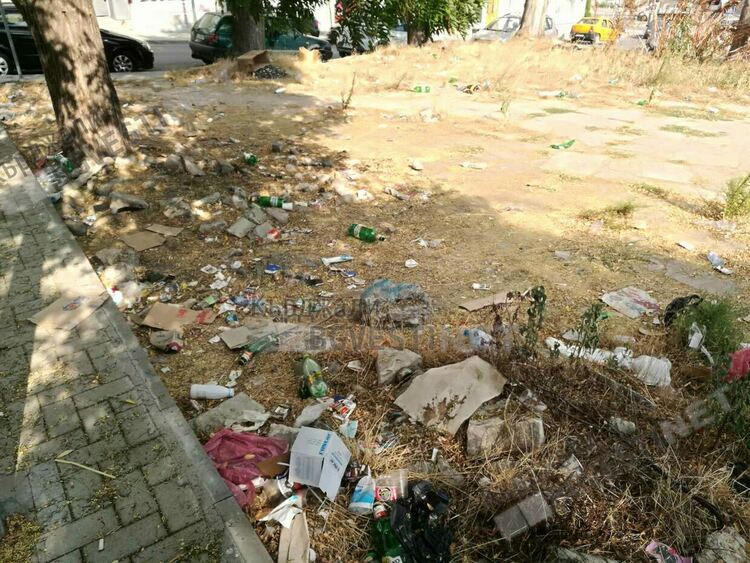 Площадчето на Пазара тъне в бурени и боклуци, сметосъбиращата фирма нехае