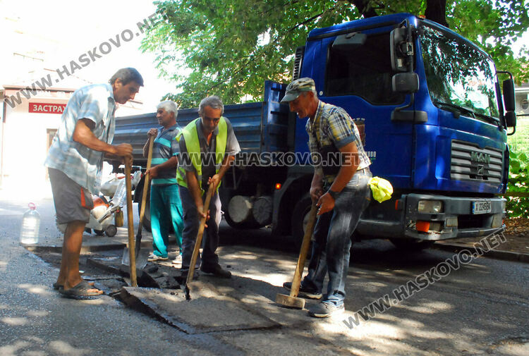С кирки и чукове къртят асфалт в Хасково, предстои изкърпване
