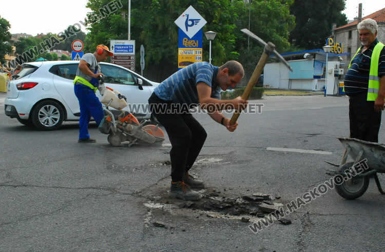 С кирки и чукове къртят асфалт в Хасково, предстои изкърпване
