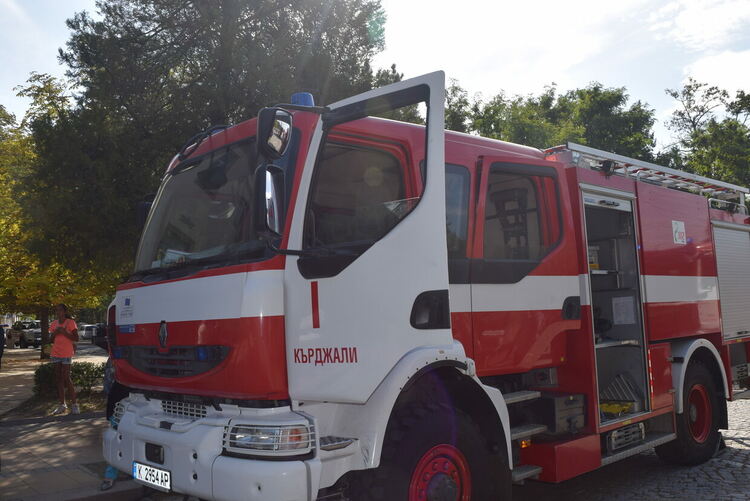 Пожарникари спасиха две сгради от огъня в с.Козица