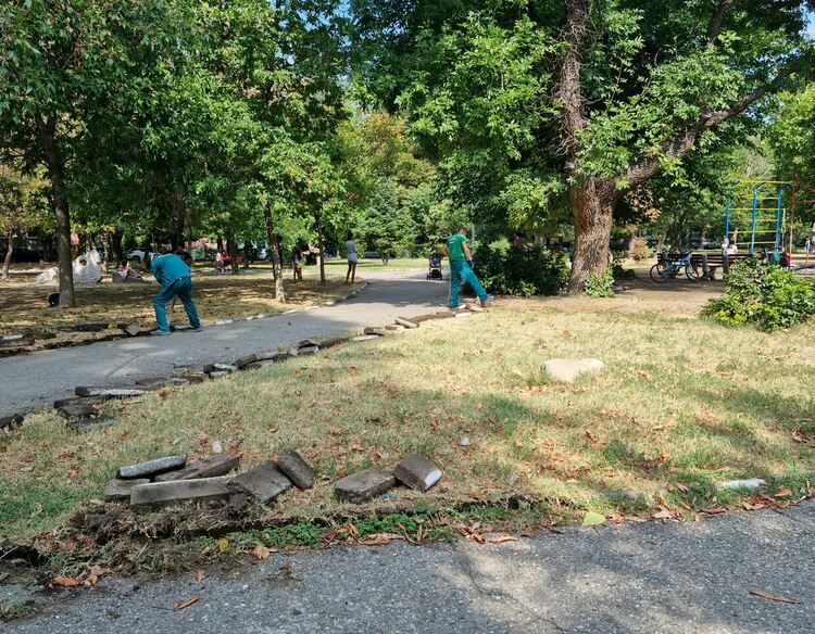 Стартираха ремонтните дейности в Градския парк в Асеновград 