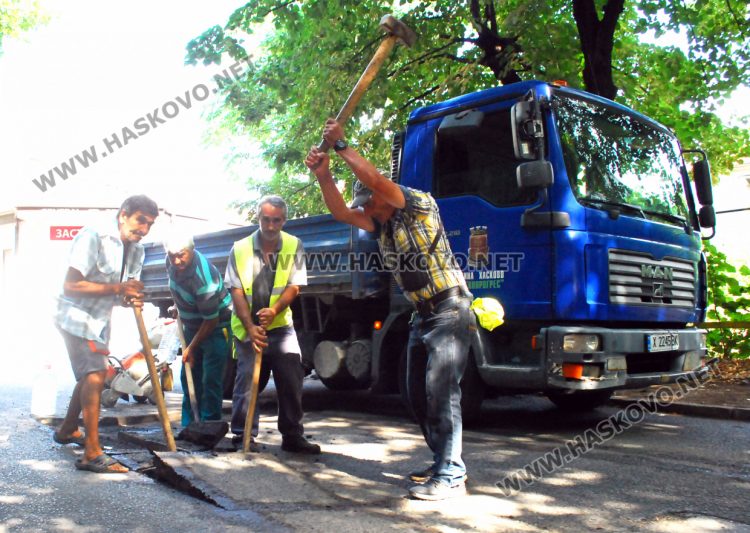 С кирки и чукове къртят асфалт в Хасково, предстои изкърпване