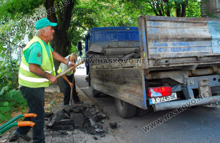 С кирки и чукове къртят асфалт в Хасково, предстои изкърпване