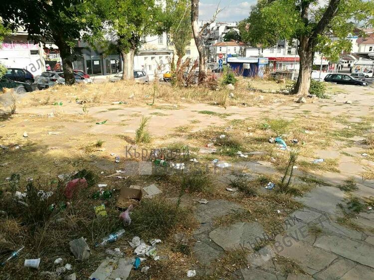 Площадчето на Пазара тъне в бурени и боклуци, сметосъбиращата фирма нехае