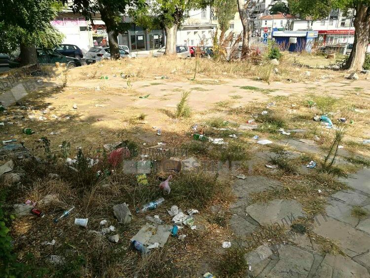Площадчето на Пазара тъне в бурени и боклуци, сметосъбиращата фирма нехае