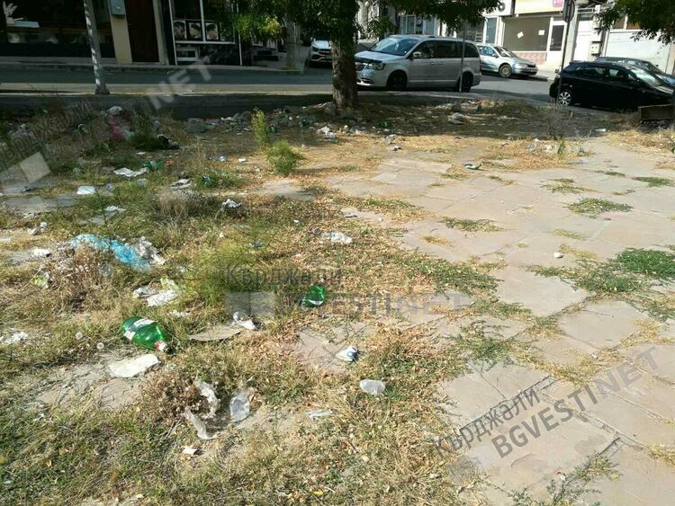 Площадчето на Пазара тъне в бурени и боклуци, сметосъбиращата фирма нехае