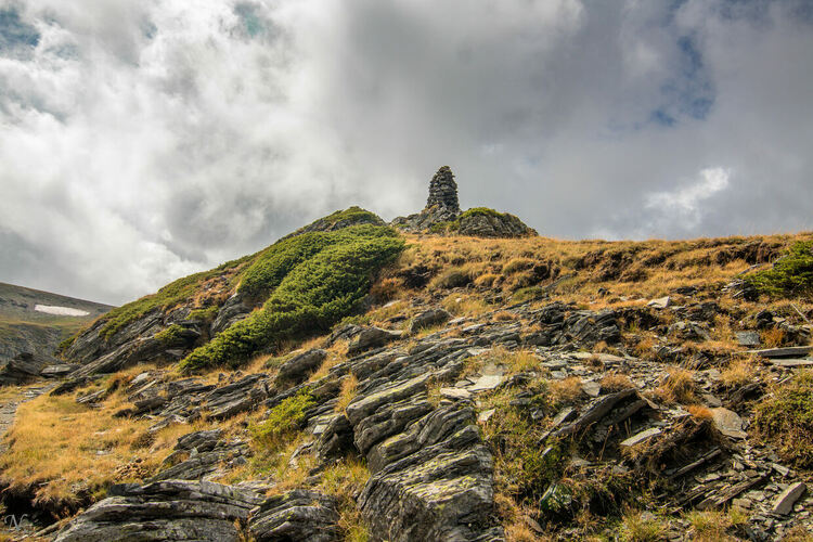 Облачно и дъждовно и днес
