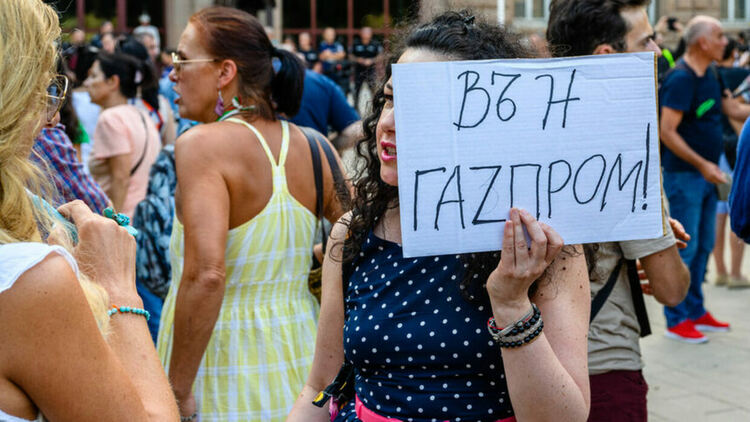 Реакции: "Целта е ясна - още по-голяма зависимост от диктатора"