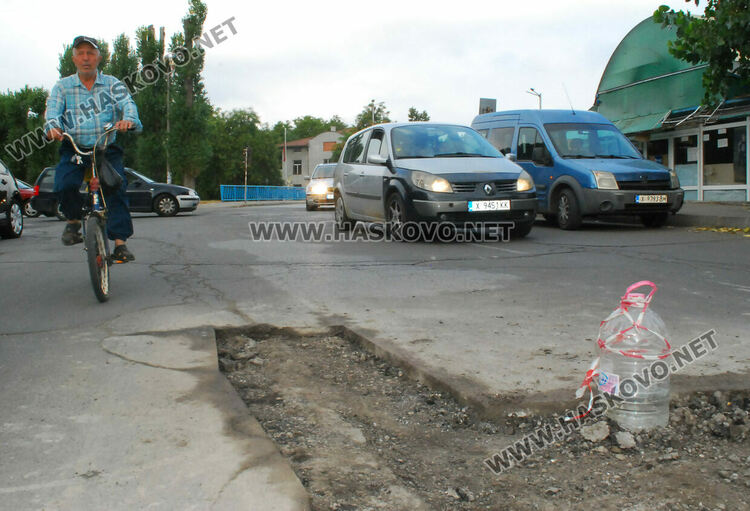 С кирки и чукове къртят асфалт в Хасково, предстои изкърпване