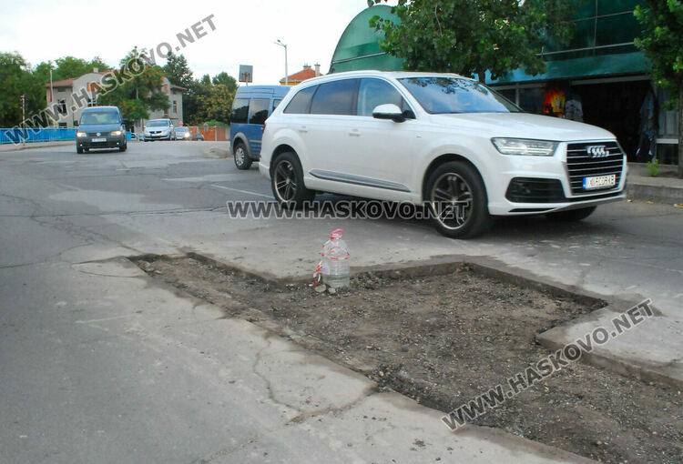 С кирки и чукове къртят асфалт в Хасково, предстои изкърпване