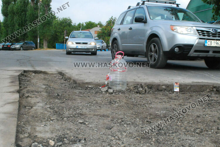 С кирки и чукове къртят асфалт в Хасково, предстои изкърпване