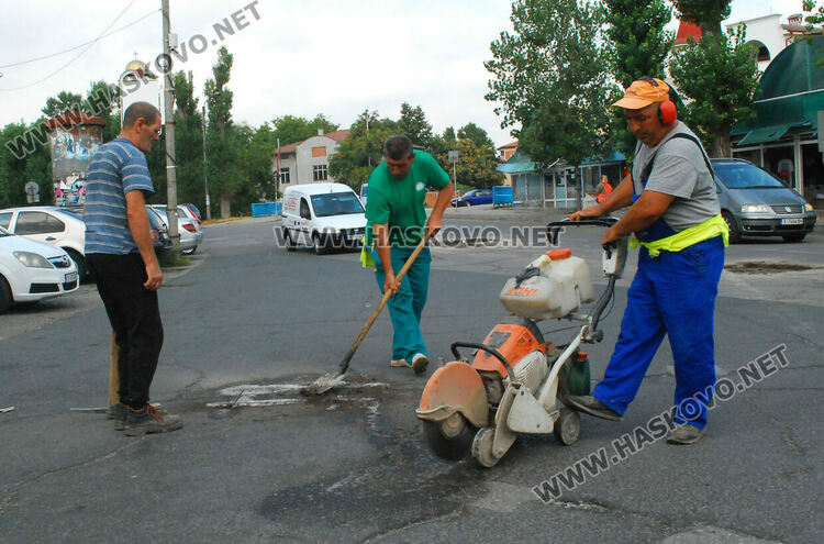 С кирки и чукове къртят асфалт в Хасково, предстои изкърпване