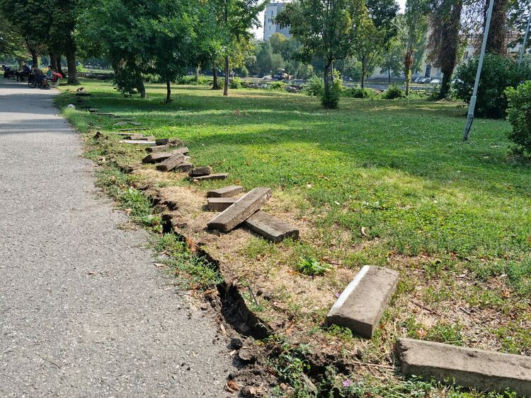 Стартираха ремонтните дейности в Градския парк в Асеновград 
