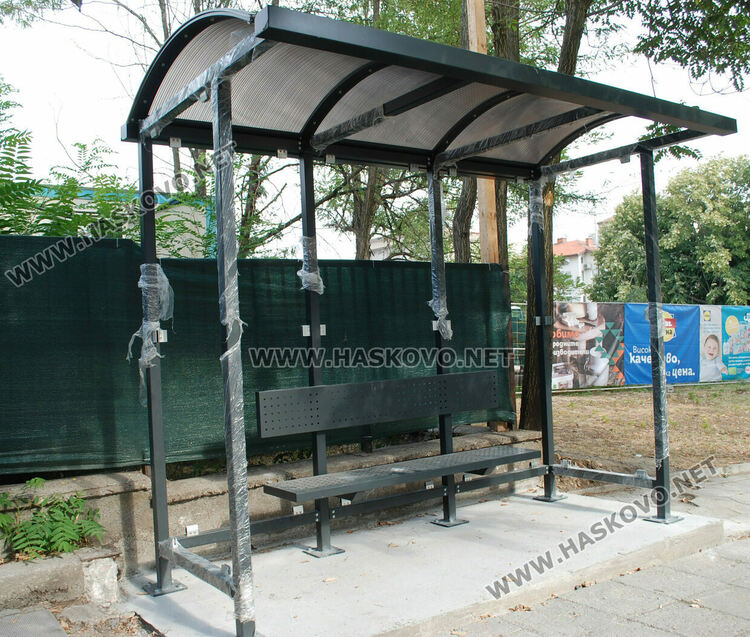 Отново монтират новите спирки след снижаване нивото на постаментите