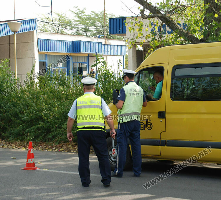 Без светлини, с телефон в ръката и без колан-най-честите нарушения по пътя