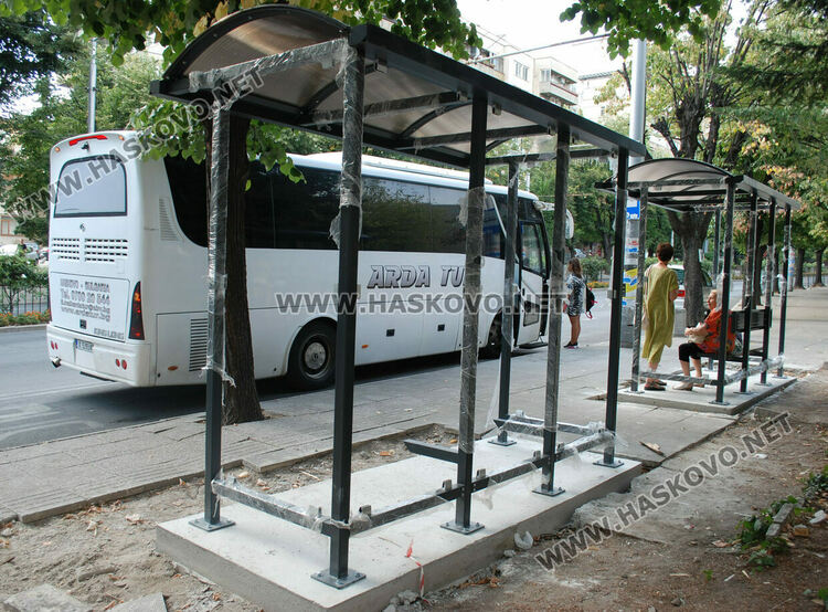 Отново монтират новите спирки след снижаване нивото на постаментите