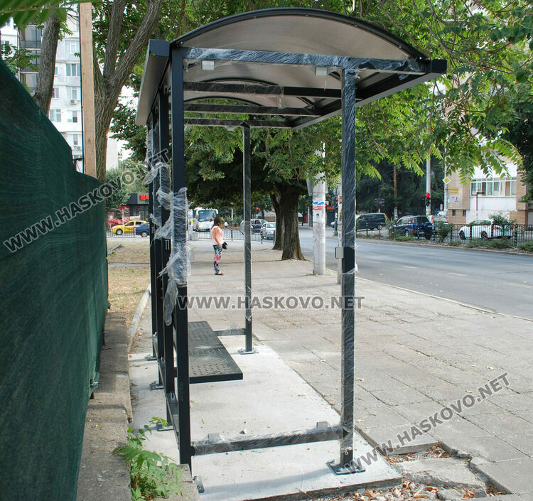 Отново монтират новите спирки след снижаване нивото на постаментите