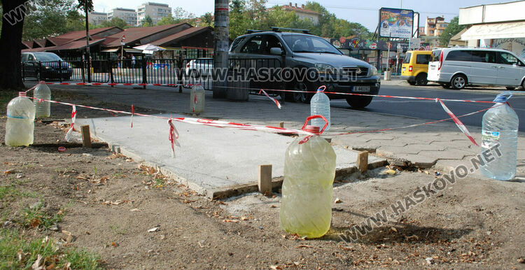 Отново монтират новите спирки след снижаване нивото на постаментите