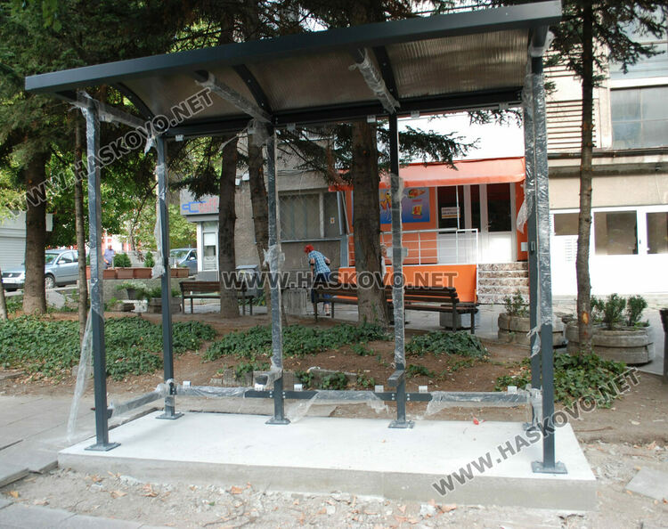 Отново монтират новите спирки след снижаване нивото на постаментите