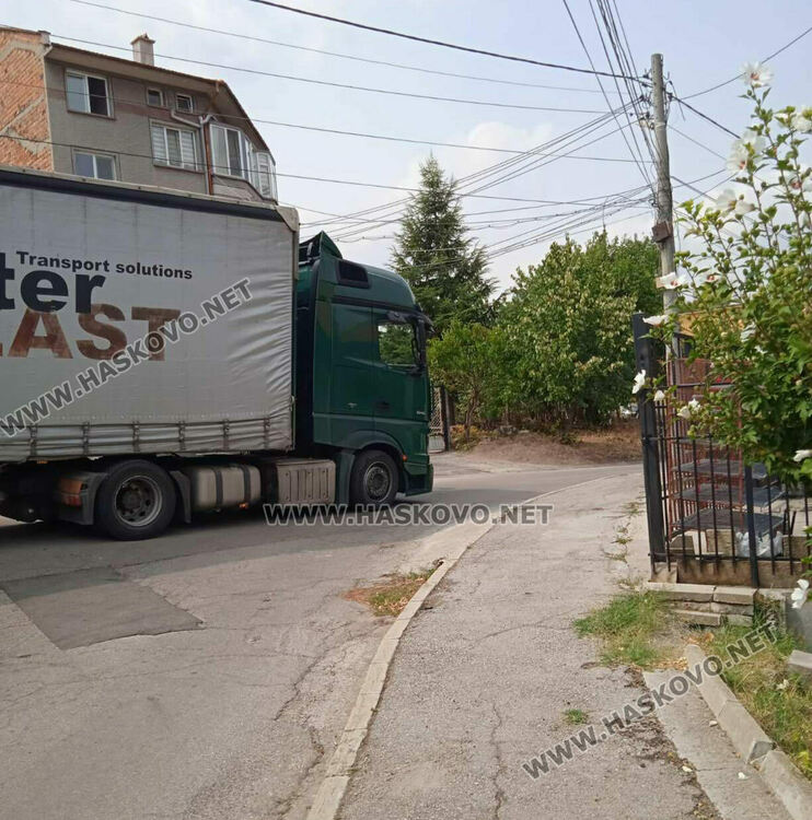 Няколко минути тежкият камион не могъл да вземе завоя по ул. "Волга" и се наложило да се върне на заден ход