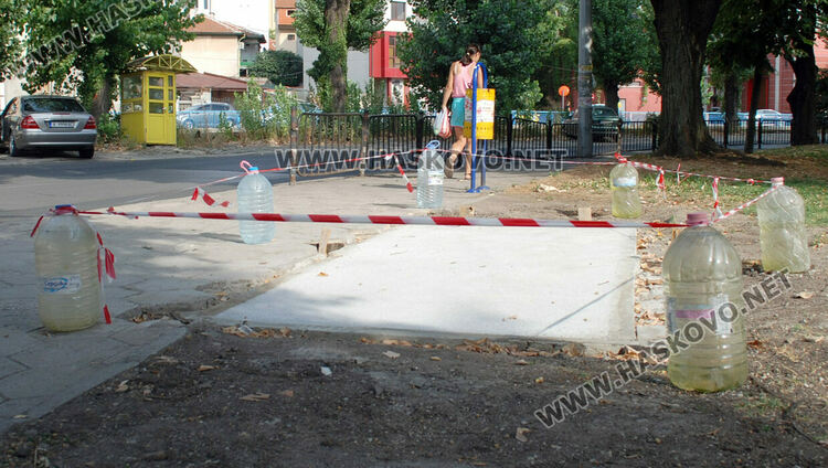 Отново монтират новите спирки след снижаване нивото на постаментите