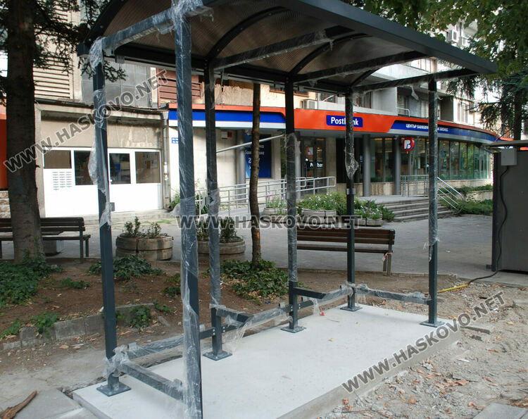 Отново монтират новите спирки след снижаване нивото на постаментите