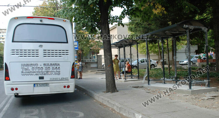 Отново монтират новите спирки след снижаване нивото на постаментите