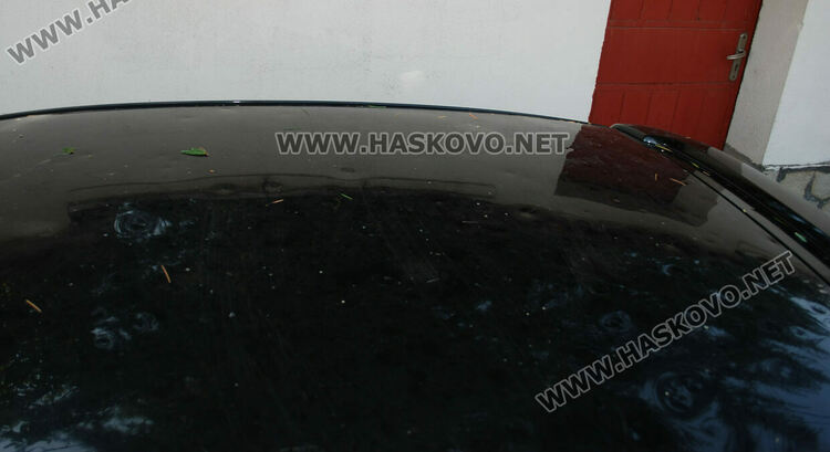 Градушка потроши стъкла на коли и насаждения в Хасково