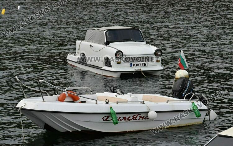 Хасковлии заснеха Трабант, превърнат в амфибия-катамаран