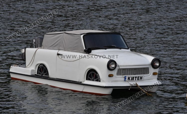 Хасковлии заснеха Трабант, превърнат в амфибия-катамаран